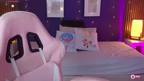 Snapshot of _meliblue chatting on 10.02.25 Meli online show from 10.02.25