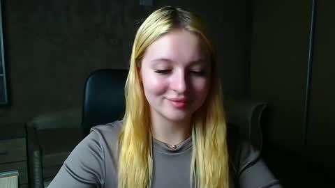 Snapshot of _mila_la_ chatting on 04.29.26 Melanie online show from 04.29.26