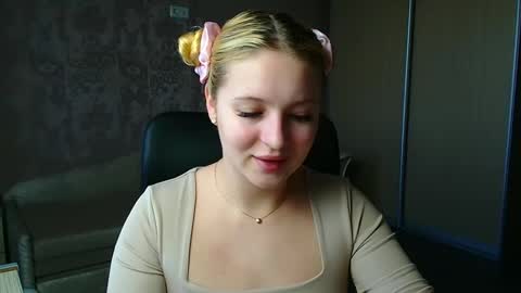 Snapshot of _mila_la_ chatting on 05.12.26 Melanie online show from 05.12.26