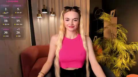 Snapshot of _mila_lux_ chatting on 06.20.26 Mila online show from 06.20.26
