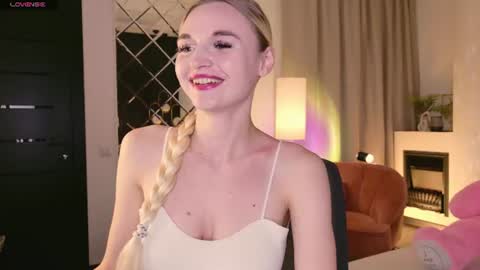 Snapshot of _mila_lux_ chatting on 07.13.26 Mila online show from 07.13.26