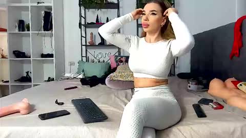 AstrideVonTeese online show from 03.17.26