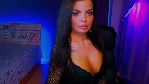 Snapshot of _milani_ chatting on 10.06.25 Milani online show from 10.06.25