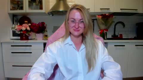 Snapshot of _miss_eva_ chatting on 09.30.25 Eva online show from 09.30.25