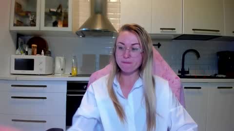 Snapshot of _miss_eva_ chatting on 10.04.25 Eva online show from 10.04.25