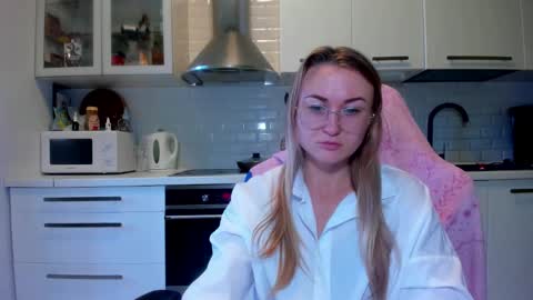 Snapshot of _miss_eva_ chatting on 10.06.25 Eva online show from 10.06.25