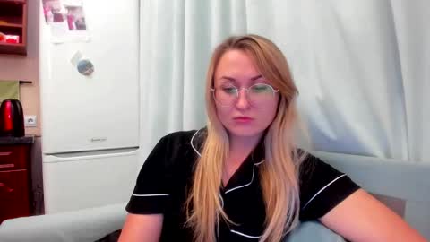 Snapshot of _miss_eva_ chatting on 10.10.25 Eva online show from 10.10.25