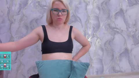 Snapshot of _miss_strawberry_ chatting on 01.10.25 Sofia birthday october 29 online show from 01.10.25