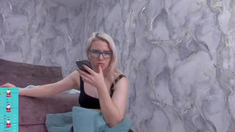 Snapshot of _miss_strawberry_ chatting on 01.26.25 Sofia birthday october 29 online show from 01.26.25