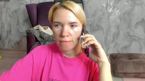 Snapshot of _miss_strawberry_ chatting on 09.24.25 Sofia birthday october 29 online show from 09.24.25