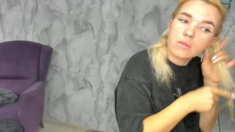 Snapshot of _miss_strawberry_ chatting on 09.26.25 Sofia birthday october 29 online show from 09.26.25