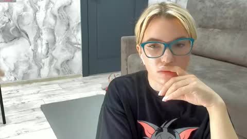Snapshot of _miss_strawberry_ chatting on 04.27.26 Sofia birthday october 29 online show from 04.27.26