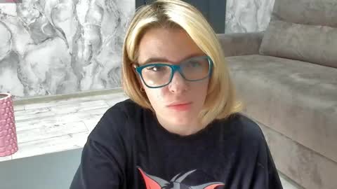 Snapshot of _miss_strawberry_ chatting on 04.28.26 Sofia birthday october 29 online show from 04.28.26
