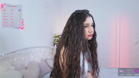 Snapshot of _noell_ chatting on 12.17.24 Vivian online show from 12.17.24