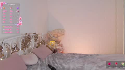 Snapshot of _noell_ chatting on 01.12.25 Vivian online show from 01.12.25
