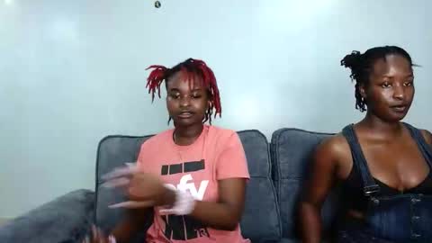 Snapshot of _prettyred chatting on 10.12.25 _prettyred online show from 10.12.25