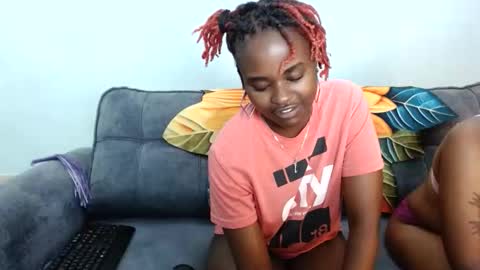 Snapshot of _prettyred chatting on 11.11.25 _prettyred online show from 11.11.25