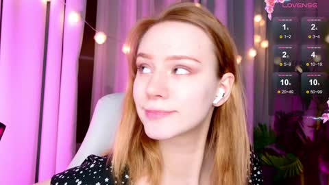 Snapshot of _ramona__ chatting on 01.09.25 im Amy online show from 01.09.25