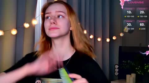 Snapshot of _ramona__ chatting on 03.12.25 im Amy online show from 03.12.25