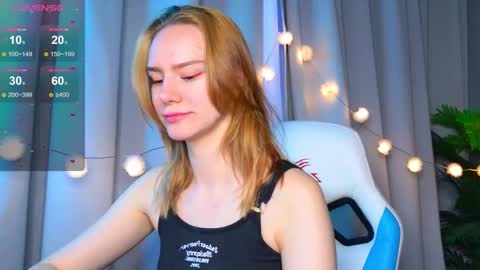 Snapshot of _ramona__ chatting on 10.18.25 im Amy online show from 10.18.25