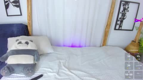 Snapshot of _redmoon chatting on 09.24.25 Moon online show from 09.24.25