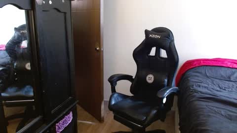 Snapshot of _schnnneider_ chatting on 10.08.25 SCHNEIDER online show from 10.08.25