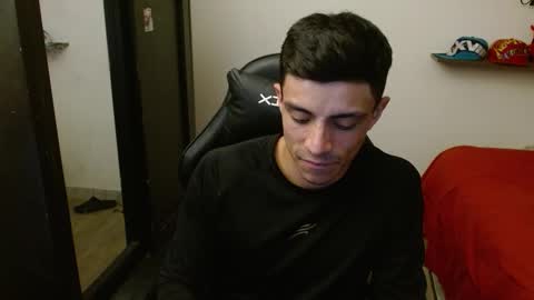 Snapshot of _schnnneider_ chatting on 11.12.25 SCHNEIDER online show from 11.12.25