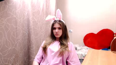 Snapshot of _shy_bunny__ chatting on 01.11.25 Mari online show from 01.11.25