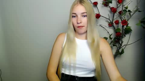 Snapshot of _snow_queen__ chatting on 09.24.25 Rachel online show from 09.24.25