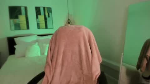 Snapshot of _sofi_spark chatting on 12.16.25 Sofi Follow me online show from 12.16.25