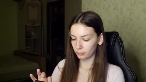 Snapshot of _sxnflower chatting on 11.08.25 Dora online show from 11.08.25