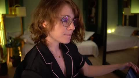 Snapshot of _the_sun_ chatting on 02.28.25 Evi online show from 02.28.25