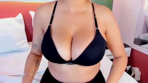 Snapshot of _valeryboobs_ chatting on 10.08.25 _valeryboobs_ online show from 10.08.25