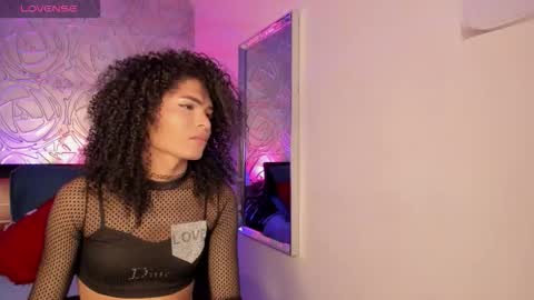 Snapshot of _vennuss_ chatting on 10.25.25 Venus online show from 10.25.25