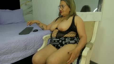 _vickysweet online show from 10.14.25