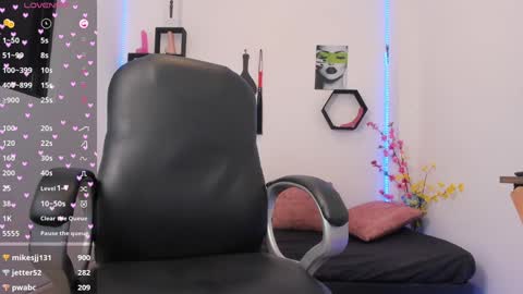 Snapshot of _zoewright chatting on 02.04.25 Zoe online show from 02.04.25