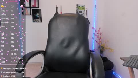 Snapshot of _zoewright chatting on 03.07.25 Zoe online show from 03.07.25