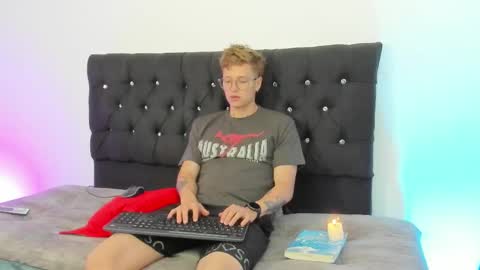 Snapshot of a_sexy_couple__ chatting on 10.02.25 A Sexy Couple online show from 10.02.25