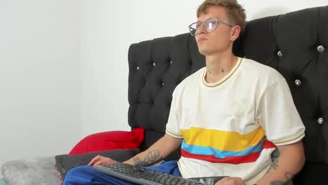 Snapshot of a_sexy_couple__ chatting on 10.05.25 A Sexy Couple online show from 10.05.25