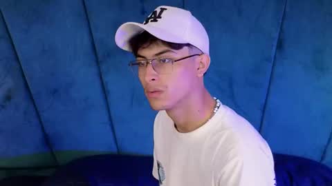 Snapshot of aaron_eze chatting on 09.28.25 Aaron Ezequiel online show from 09.28.25