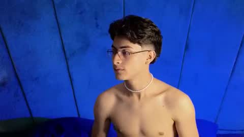 Snapshot of aaron_eze chatting on 10.01.25 Aaron Ezequiel online show from 10.01.25