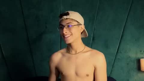 Snapshot of aaron_eze chatting on 10.11.25 Aaron Ezequiel online show from 10.11.25