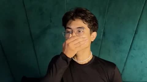 Snapshot of aaron_eze chatting on 10.31.25 Aaron Ezequiel online show from 10.31.25