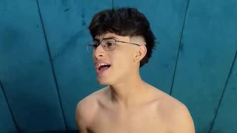 Snapshot of aaron_eze chatting on 11.06.25 Aaron Ezequiel online show from 11.06.25