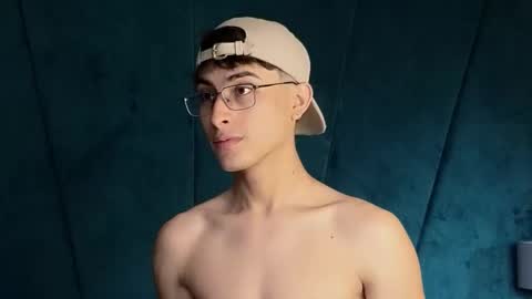 Snapshot of aaron_eze chatting on 11.08.25 Aaron Ezequiel online show from 11.08.25