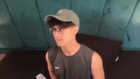 Snapshot of aaron_eze chatting on 04.10.26 Aaron Ezequiel online show from 04.10.26