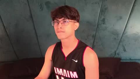 Snapshot of aaron_eze chatting on 04.11.26 Aaron Ezequiel online show from 04.11.26