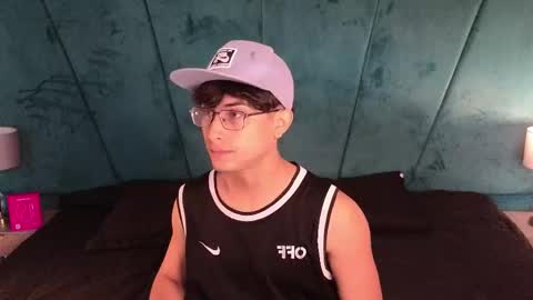 Snapshot of aaron_eze chatting on 04.12.26 Aaron Ezequiel online show from 04.12.26