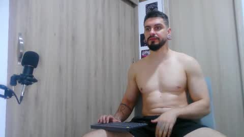 Snapshot of aaron_kwok28 chatting on 11.01.25 Aaron kwok online show from 11.01.25