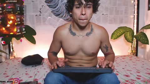 Snapshot of aaron_manuel chatting on 12.29.24 Manul online show from 12.29.24